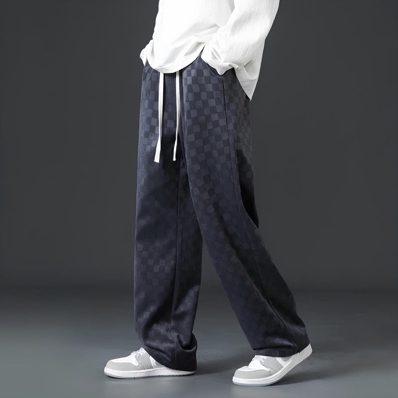 Dunkle karierte Hose, lässig, Herrenmode, Streetwear, mit weißen Sneakers und Hemd.