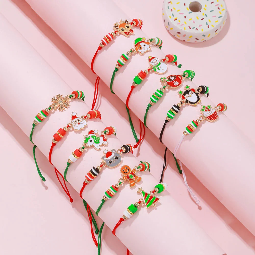 Weihnachtsarmbänder Set, bunt, verstellbar, mit festlichen Anhängern, ideal als Geschenk.