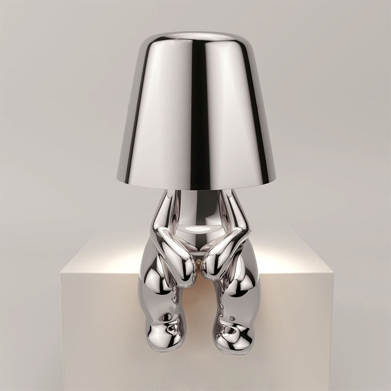Silberne Tischlampe in menschlicher Form, modernes Design, Metall, dekorative Beleuchtung.