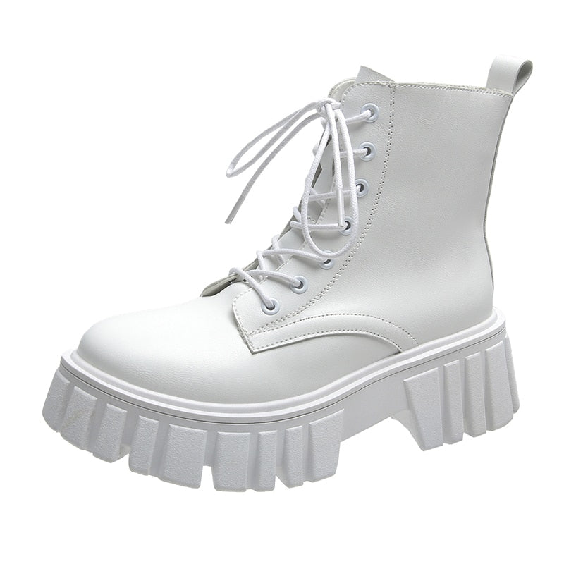 Weiße Damenstiefelette mit Plateau, Schnürung, Lederoptik, modisch, robust, trendig.