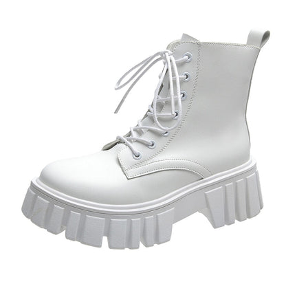 Weiße Damenstiefelette mit Plateau, Schnürung, Lederoptik, modisch, robust, trendig.