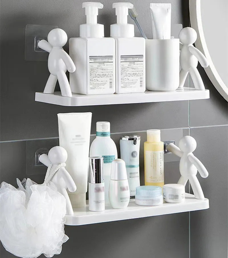 Weiße Badezimmerregale mit Pflegeprodukten und dekorativen Figuren, modernes Design.