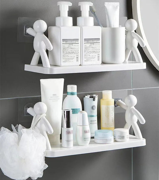 Weiße Badezimmerregale mit Pflegeprodukten und dekorativen Figuren, modernes Design.