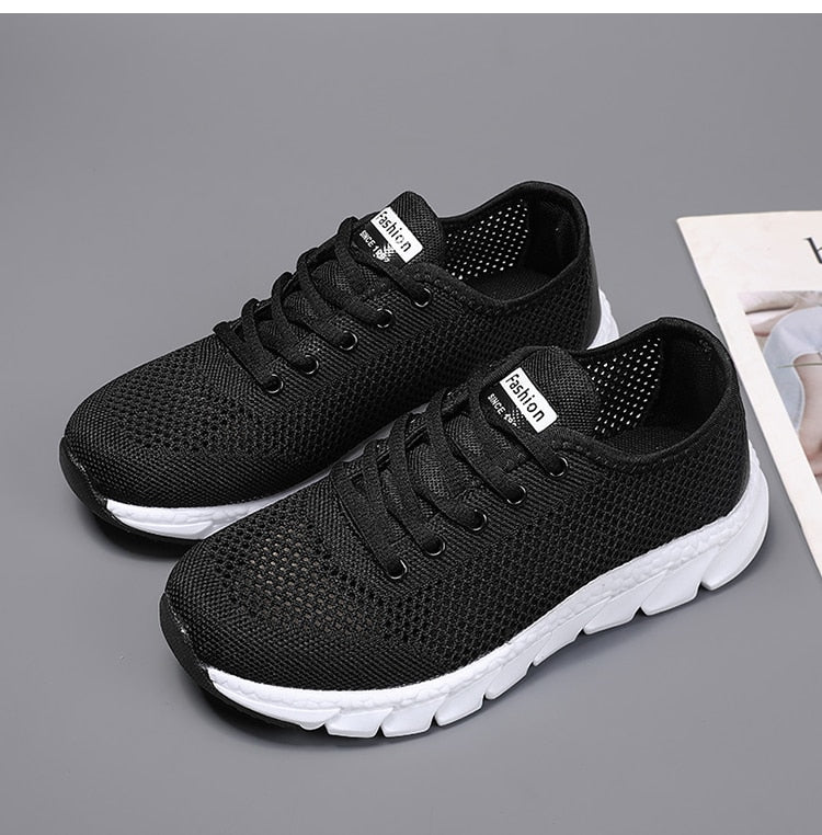 Schwarze Sportschuhe aus Mesh mit weißer Sohle, atmungsaktiv, modisch, für Herren.