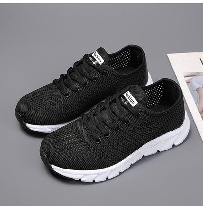 Schwarze Sportschuhe aus Mesh mit weißer Sohle, atmungsaktiv, modisch, für Herren.