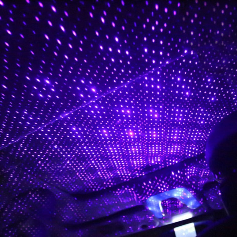 Lila LED-Sternenhimmel-Projektor im Auto, stimmungsvolle Beleuchtung, Innenraumdekoration.