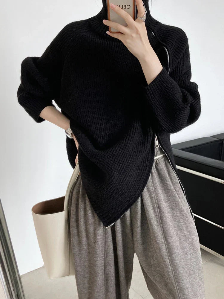 Frau in schwarzem Strickpullover und grauer Hose, modisch, lässig, Herbstmode, Damenbekleidung.