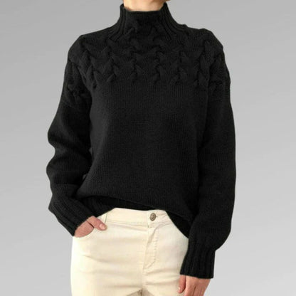 Schwarzer Strickpullover Damen, Zopfmuster, hoher Kragen, warme Wintermode, elegant.