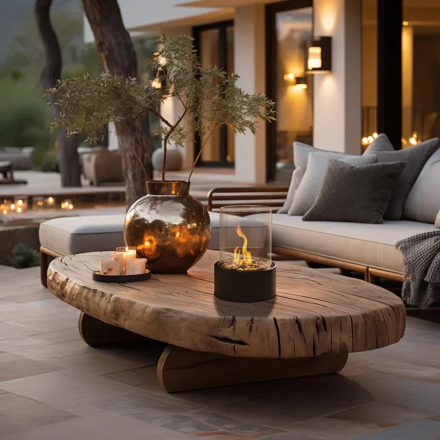 Rustikaler Holztisch mit Kerzen und Vase, Outdoor-Lounge, moderne Terrassendekoration.