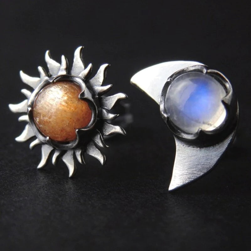 Silberne Sonnen- und Mondringe mit Edelsteinen, handgefertigter Schmuck, einzigartiges Design.