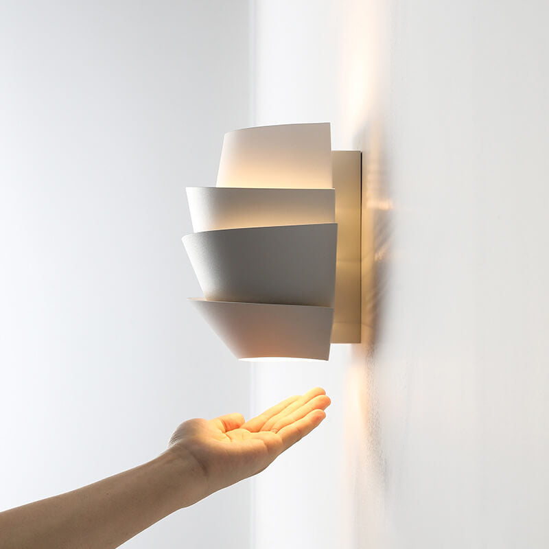 Moderne weiße Wandleuchte, geometrisches Design, energiesparend, Innenbeleuchtung.