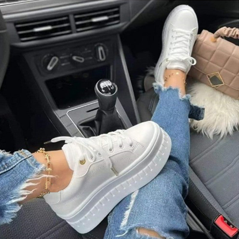 Weiße Plateau-Sneaker aus Leder, Damenmode, Autofahrt, zerrissene Jeans, Trend 2023.