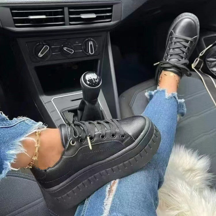 Schwarze Plateau-Sneaker aus Leder, Damenmode, Autofahren, zerrissene Jeans, Trend 2023.