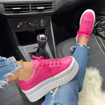 Fuchsia Sneaker mit Plateau-Sohle, Damenmode, Autofahrt, lässiger Stil, Jeans, Goldschmuck.
