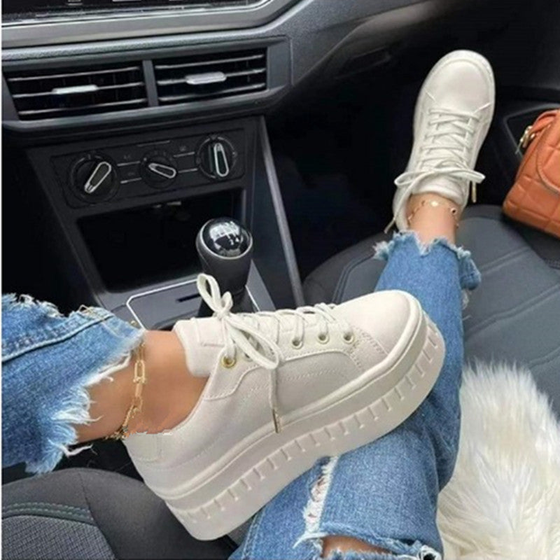 Weiße Plateau-Sneaker aus Leder, Damenmode, lässig, Autofahrt, zerrissene Jeans, Trend 2023.