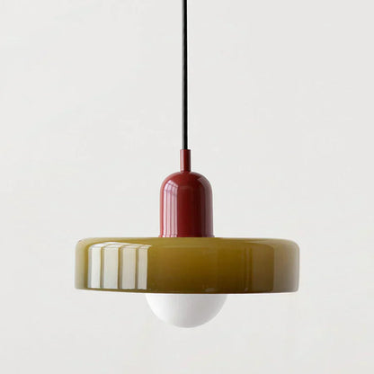 Moderne Pendelleuchte aus Glas, olivgrün und rot, minimalistisches Design, Inneneinrichtung.