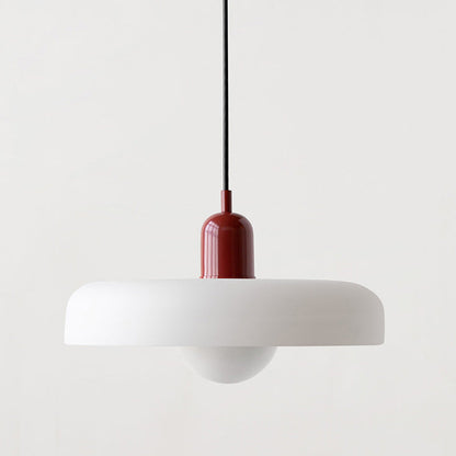 Moderne Hängelampe, weißer Schirm, roter Sockel, minimalistisches Design, Wohnzimmerbeleuchtung.