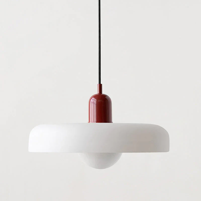 Moderne weiße Pendelleuchte mit rotem Akzent, minimalistisches Design, Wohnzimmerbeleuchtung.