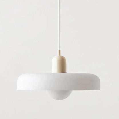Weiße Pendelleuchte, modernes Design, runder Lampenschirm, minimalistische Inneneinrichtung.
