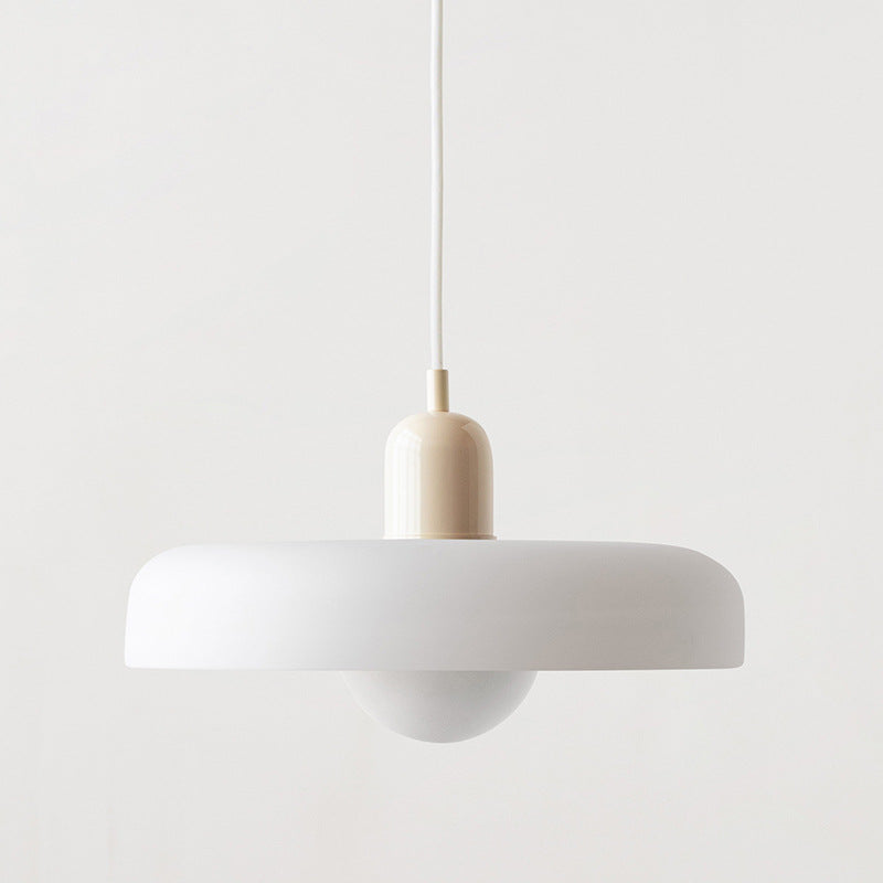 Moderne weiße Pendelleuchte, minimalistisches Design, ideal für Wohnzimmer oder Esszimmer.