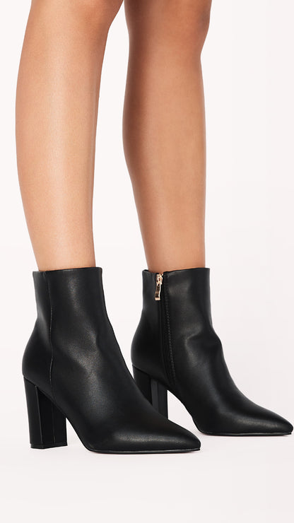 Schwarze Damen-Stiefeletten, Lederoptik, Blockabsatz, Reißverschluss, modisch, elegant.