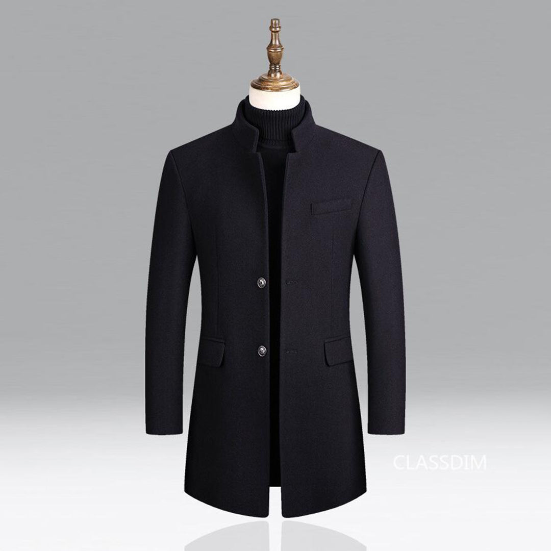 Schwarzer Herrenmantel, Stehkragen, Knopfleiste, elegant, Wintermode, klassisch, warm.