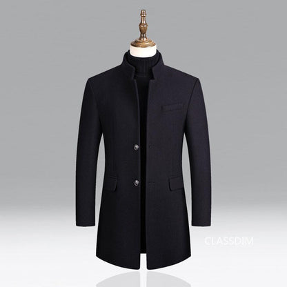Schwarzer Herrenmantel, Stehkragen, Knopfleiste, elegant, Wintermode, klassisch, warm.