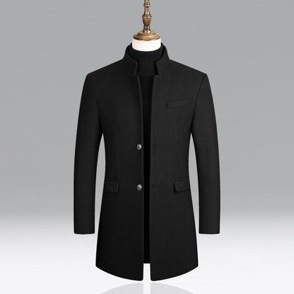 Schwarzer Herrenmantel, Stehkragen, Knopfleiste, elegantes Design, Wintermode, Herrenbekleidung.