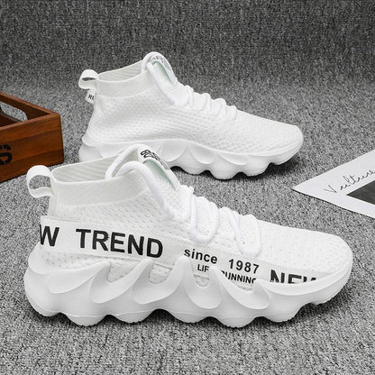 Weiße Sneaker mit welliger Sohle, atmungsaktivem Mesh, Aufschrift "NEW TREND", modisch.