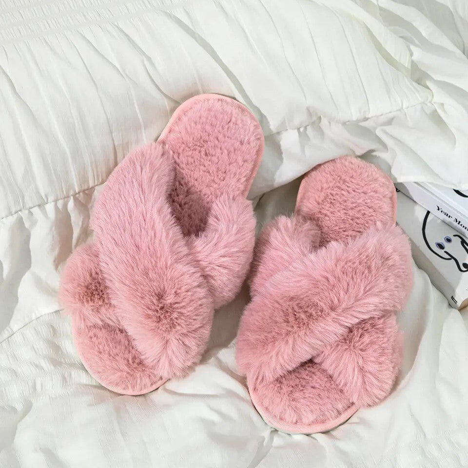 Rosa Plüsch-Hausschuhe auf Bett, flauschig, gemütlich, Damen, Schlafzimmer, Wintermode
