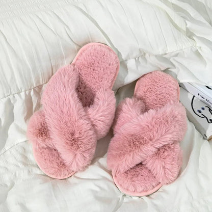 Rosa Plüsch-Hausschuhe auf Bett, flauschig, gemütlich, Damen, Schlafzimmer, Wintermode