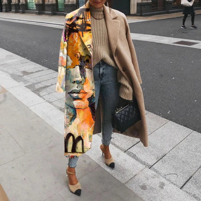 Frau mit beigem Mantel und bunter Kunstjacke, Jeans, schwarze Tasche, Straße, Mode.
