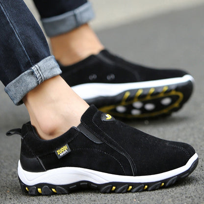 Schwarze Herren-Sneaker, rutschfest, atmungsaktiv, sportlich, mit gelben Akzenten.
