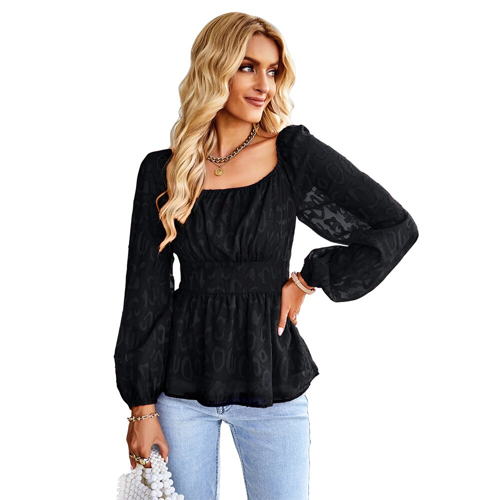 Frau in schwarzer Bluse mit langen Ärmeln, Jeans, blonde Haare, modisch, elegant.