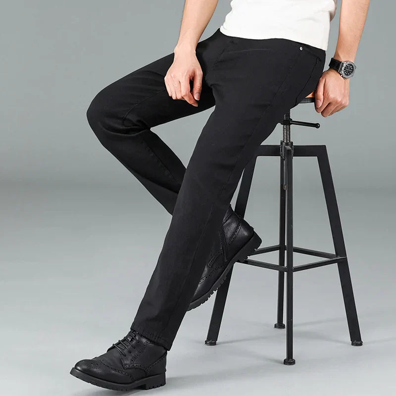 Herrjeans i svart med rak passform och stretch – Milan
