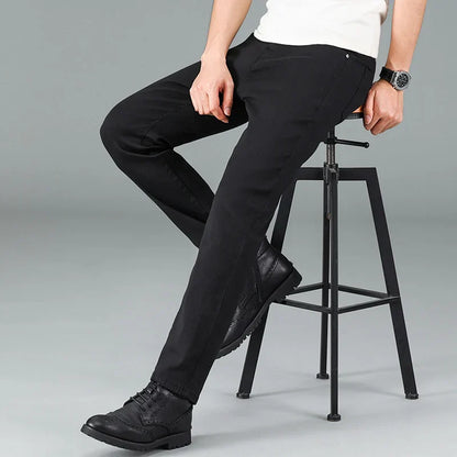 Herrjeans i svart med rak passform och stretch – Milan