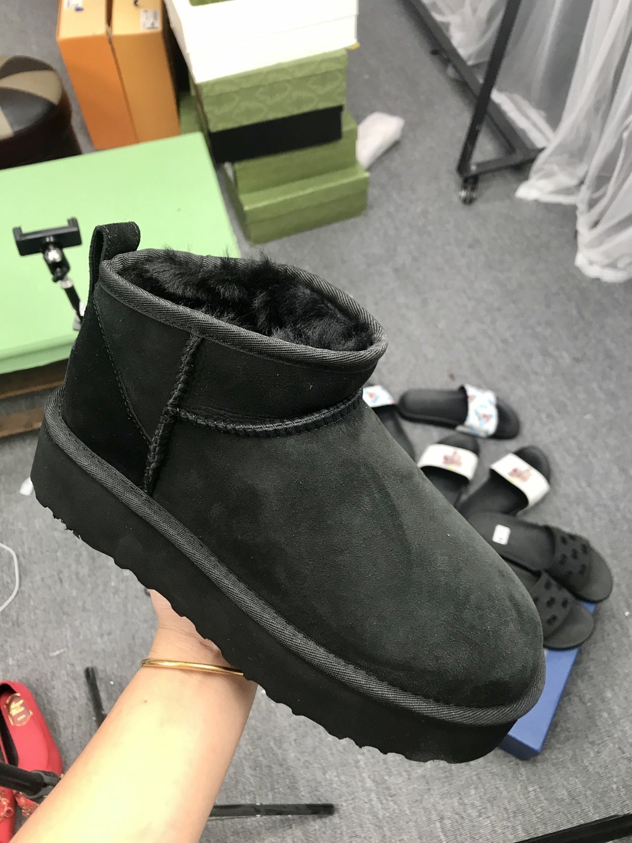 Schwarzer Winterstiefel aus Wildleder mit Fellfutter, rutschfeste Sohle, Damenmode.