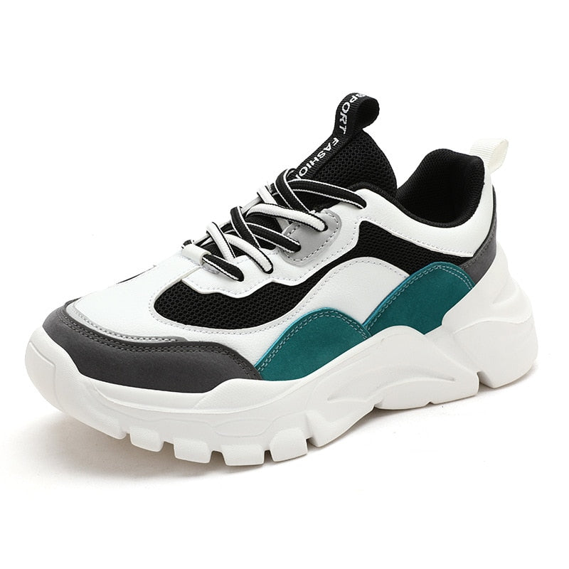 Weiße und schwarze Chunky Sneaker mit türkisfarbenen Akzenten, sportliches Design, Herrenmode.
