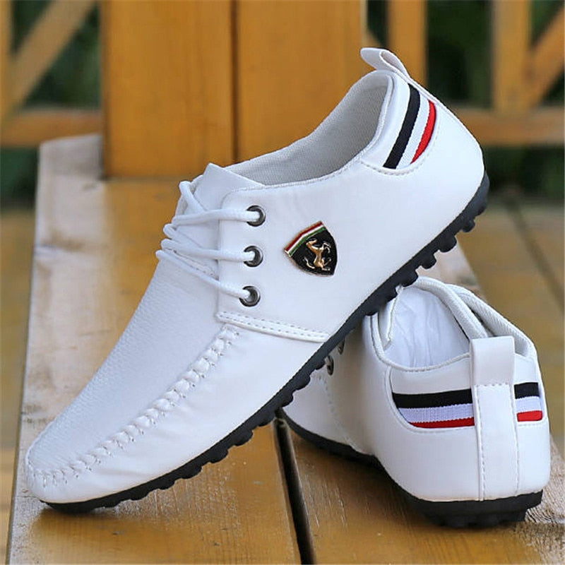 Weiße Herren-Freizeitschuhe, Leder, sportlich, rutschfest, modisch, mit Streifen-Design.