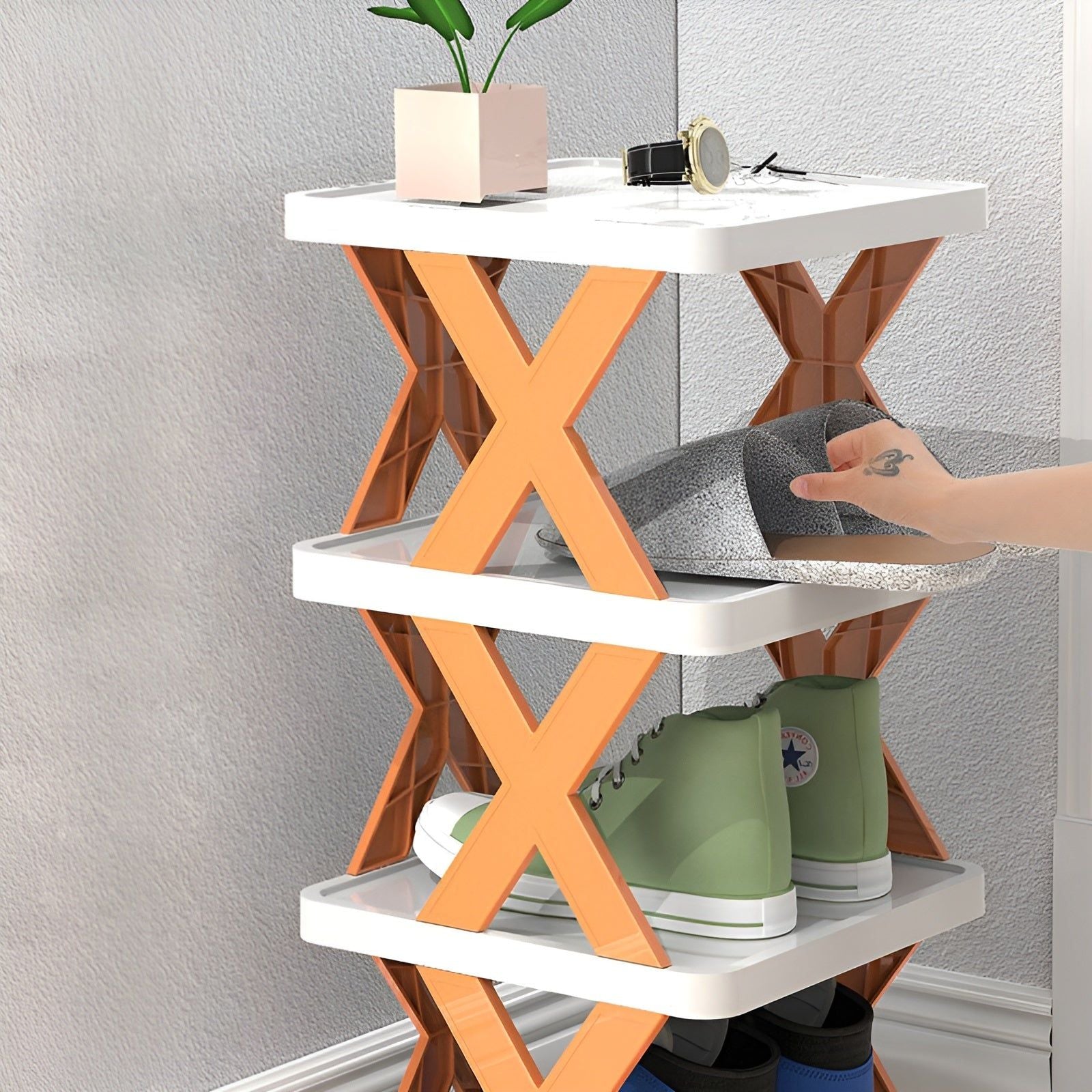 Moderner Schuhregal aus Holz, weiß-orange, mit drei Ebenen, ideal zur Schuhaufbewahrung.