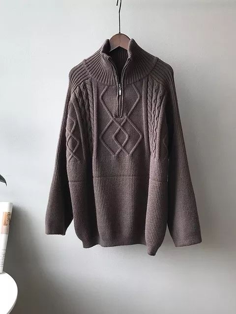 Brauner Strickpullover mit Reißverschluss, Zopfmuster, Herrenmode, Winterkleidung, gemütlich.