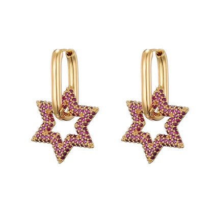 Goldene Ohrringe mit sternförmigem Anhänger, besetzt mit rosa Kristallen, modischer Schmuck.