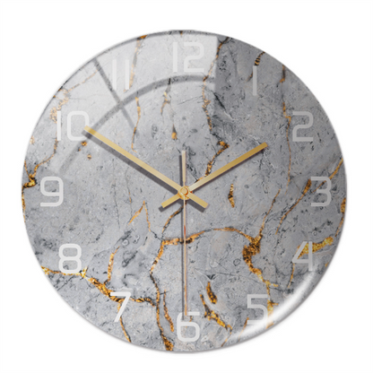 Runde Wanduhr aus Marmoroptik mit goldenen Adern und Zeigern, modernes Design.