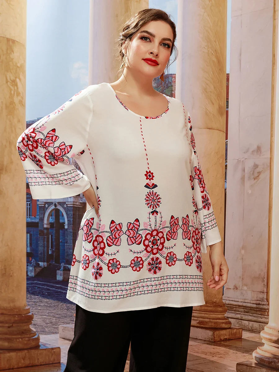 Frau in weißer Bluse mit rotem Blumenmuster, Plus-Size-Mode, elegante Kleidung, Sommeroutfit.