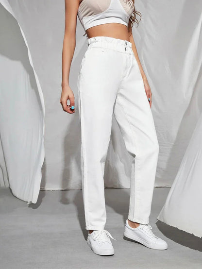 Frau in weißen High-Waist-Jeans und Sneakers, modisch, lässig, Damenmode, Streetwear.