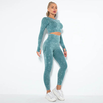 Frau in blauem nahtlosem Sport-Set, langärmeliges Oberteil, Leggings, weiße Sneaker.