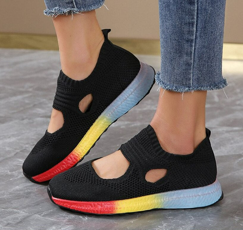 Schwarze Damen-Sneaker mit bunten Sohlen, atmungsaktives Mesh, sportlich, bequem.
