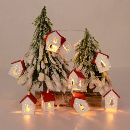 Weihnachtliche LED-Lichterkette mit roten Häuschen und Tannenbaum, festliche Dekoration.