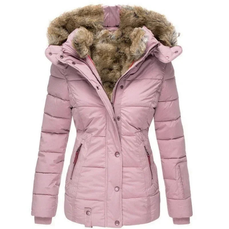 Rosa vadderad parka framifrån med fuskpälsfodrad huva, tryckknappslist, ribbade muddar och dragkedjefickor med röda detaljer. 6