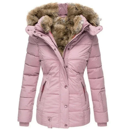 Rosa vadderad parka framifrån med fuskpälsfodrad huva, tryckknappslist, ribbade muddar och dragkedjefickor med röda detaljer. 6